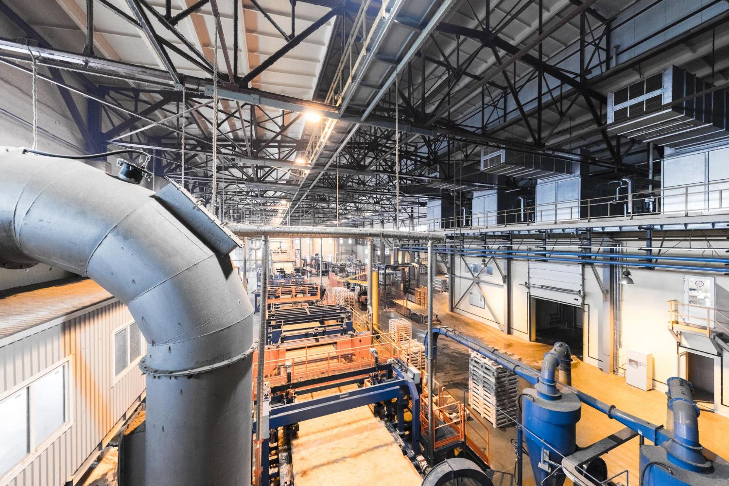 Intérieur d'un bâtiment tertiaire avec conduits de ventilation et installations industrielles.